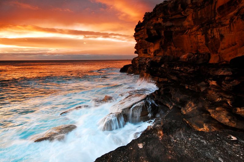 Morgenrot über den Klippen bei Bronte